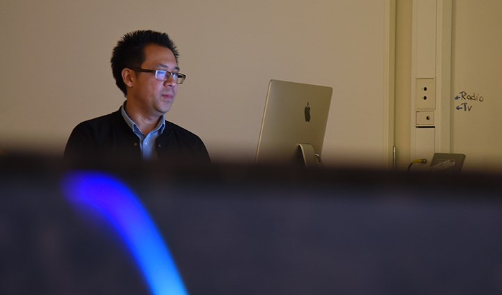Charlie Cronberg tittar på en datorskärm. I förgrunden syns en oskarp skärm.