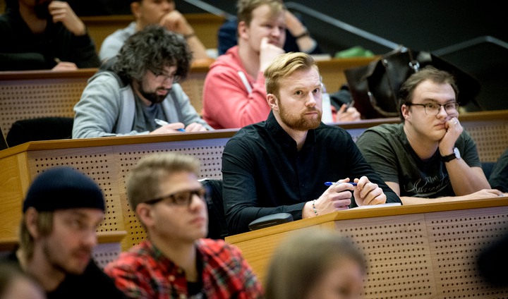 Studenter som sitter och lyssnar på en föreläsning