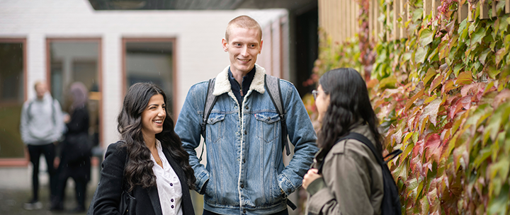 Studenter som pratar med varandra.