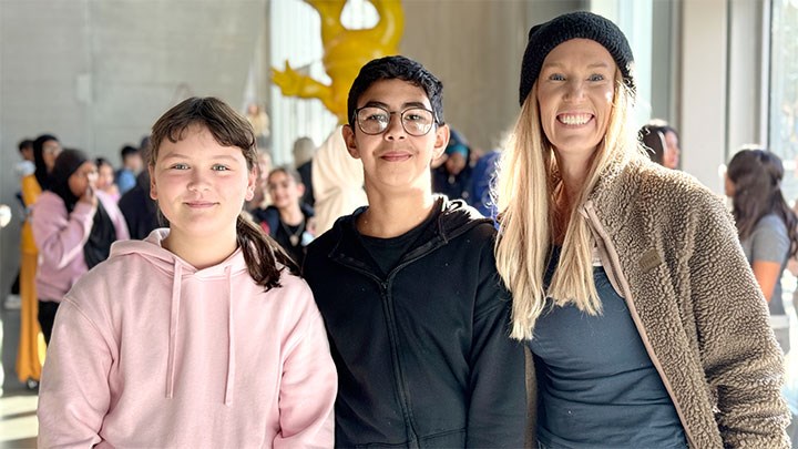 Esther Linde och Abdallah Ben Glayia tillsammans med deras lärare Rebecka Wiberg