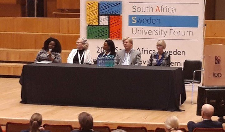 Forskare på en scen vid  Stellenbosch University i Sydafrika.