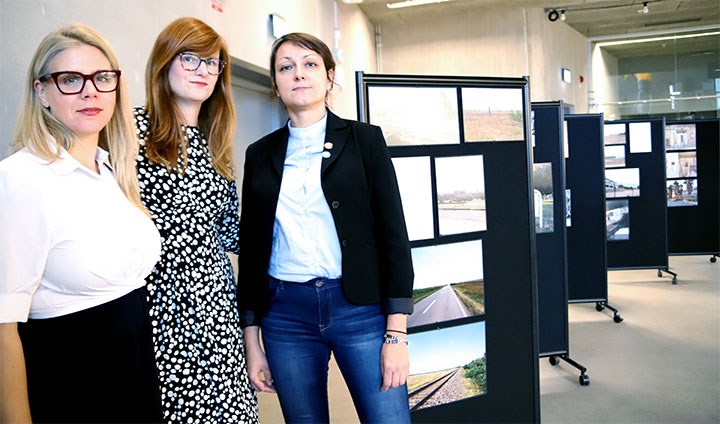 De tre brittiska forskarna Amanda Beattie, Gemma Bird och Patrycja Rozbicka står framför skärmar med bilder.