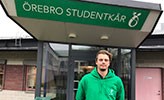 Anton Andersson utanför Örebro studentkår.