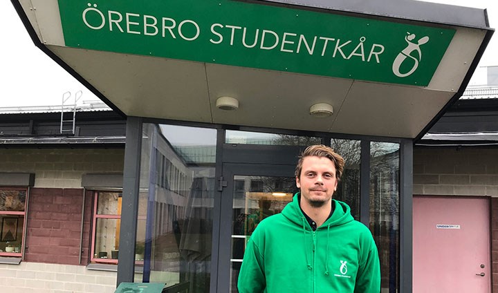 Anton Andersson utanför Örebro studentkår. 