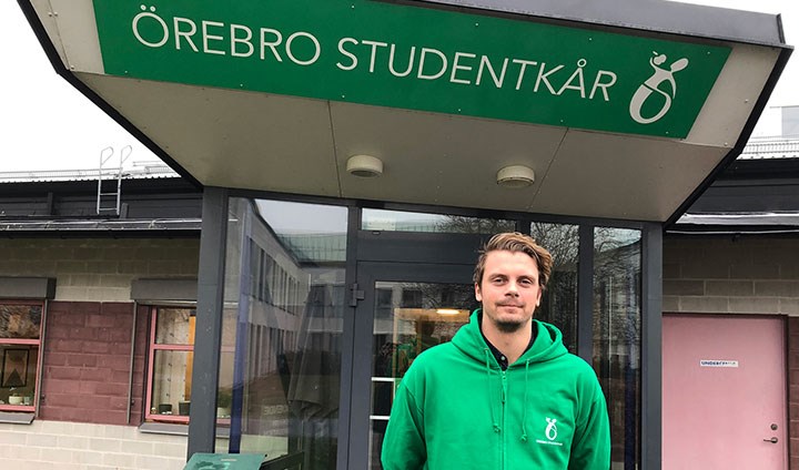 Anton Andersson utanför Örebro studentkår.
