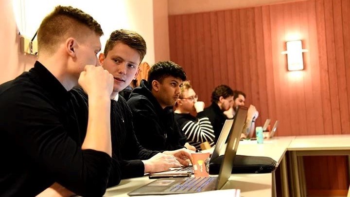 Studenter som workshoppar