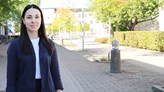 Frida Bood står på Campus Örebro. 