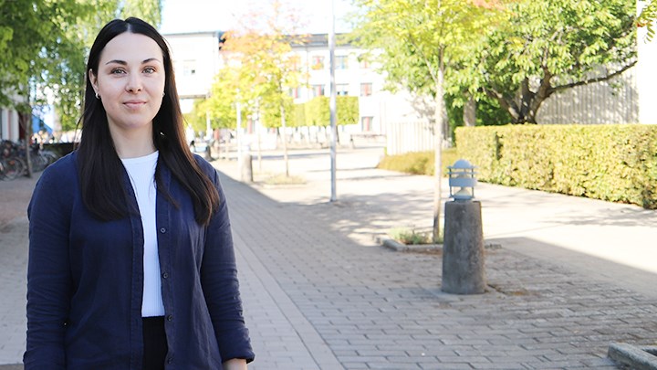Frida Bood står på Campus Örebro. 