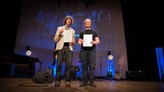 Joel Norgren Persson och Frej Jönsson på scen med stipendium
