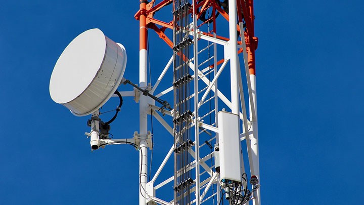 Närbild på en mobilmast.