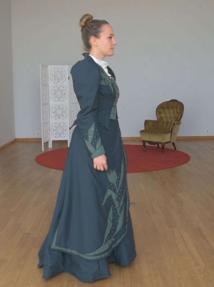 Kvinna i klänning från 1899
