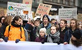 Greta Thunberg på klimatstrejk med många ungdomar