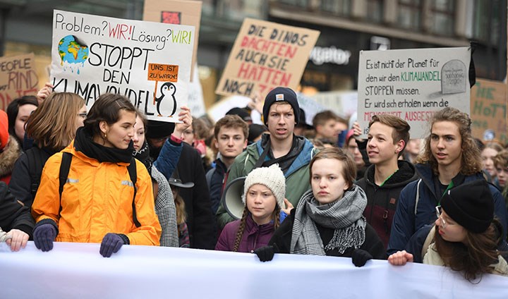 Greta Thunberg på klimatstrejk med många ungdomar