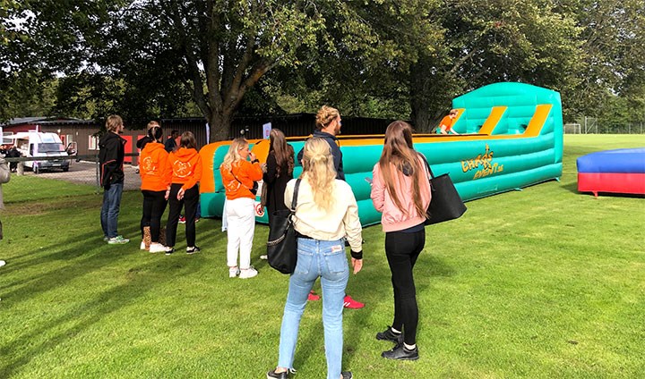 Studenter på plats vid den årliga volleybollturneringen