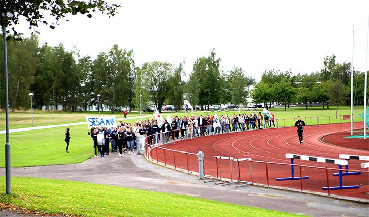 Studenter från kårsektionen Sesam tågar in mot volleybollplanen