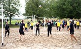 Volleybollspelande studenter vid campus