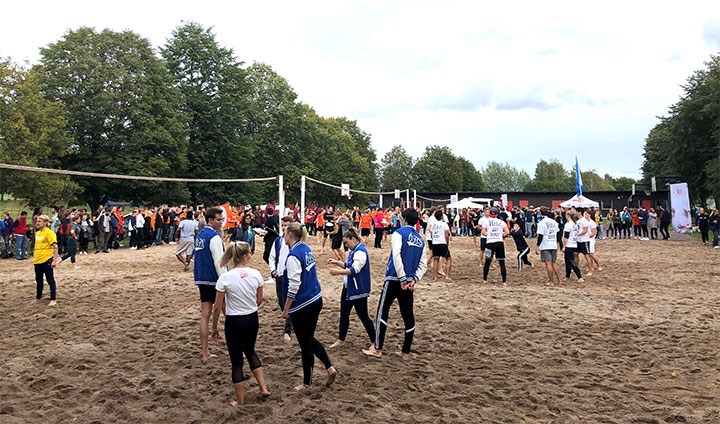 Volleybollspelande studenter