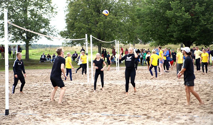 Volleybollspelande studenter under introduktionen