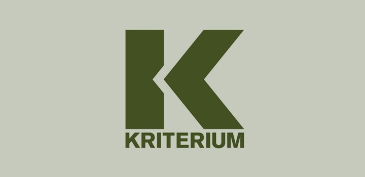 Kriteriums logotyp mot grön bakgrund