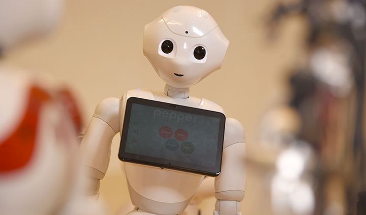 Roboten Pepper tittar in i kameran.