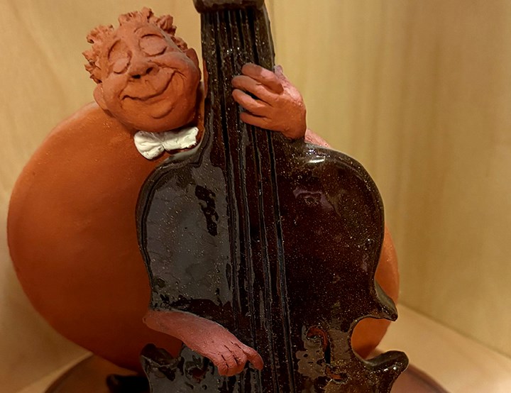 statyett föreställandes man som spelar cello