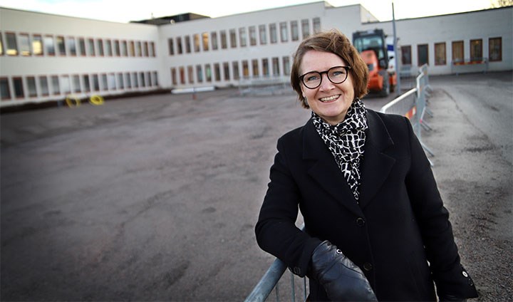 Camilla Nicander vid byggplatsen för ORU Innovation Arenas första testbyggnad.