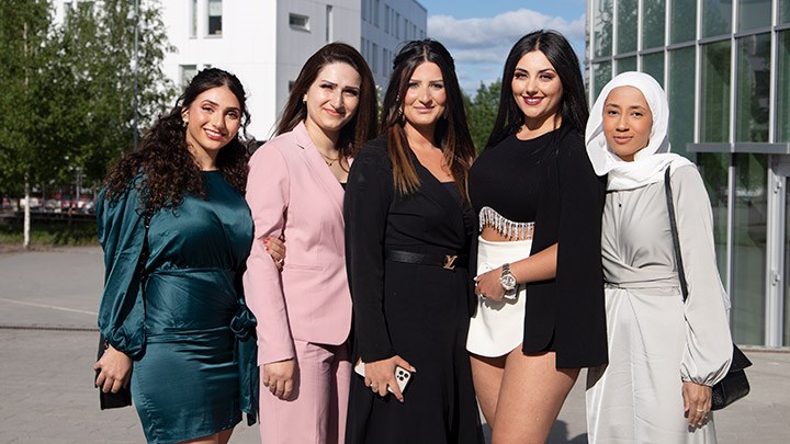 Gruppfoto på fem studenter från Sjuksköterskeprogrammet. 