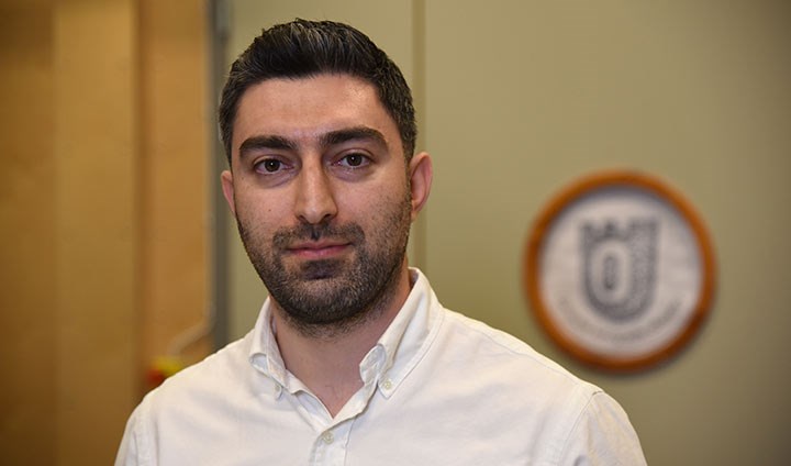 Porträttbild på Amir Reza Zekavat. I bakgrunden syns Örebro universitets logotyp.