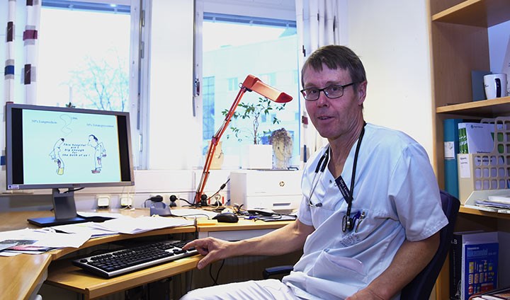 Forskare och läkare Matz Larsson vid sitt skrivbord