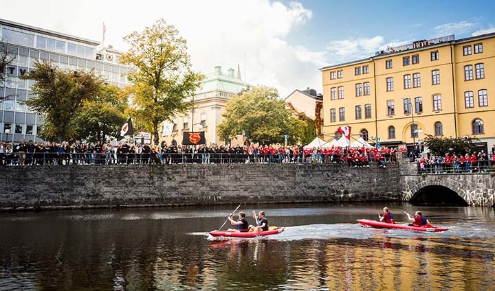 Studenter paddlar i svartån under introduktionen.