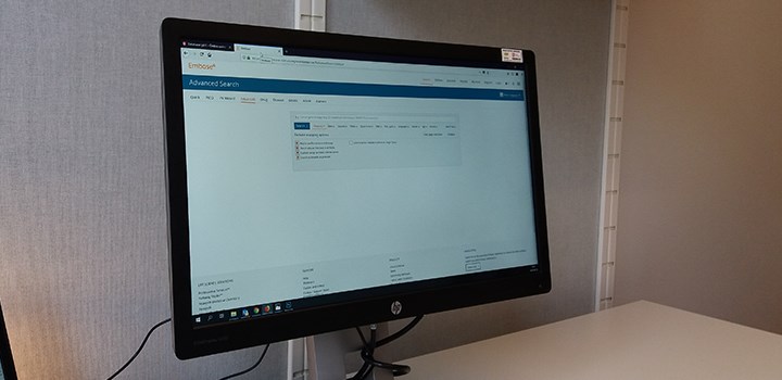 Bild på dator med Embase på skärmen.