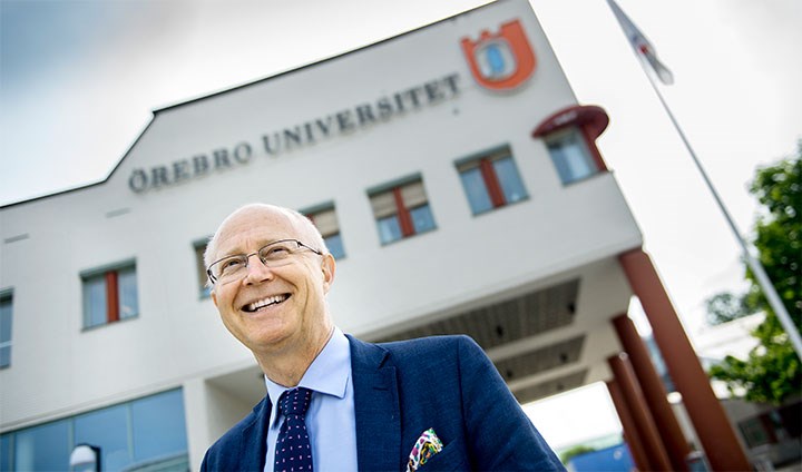 Johan Schnürer in front of Entréhuset at Örebro University.