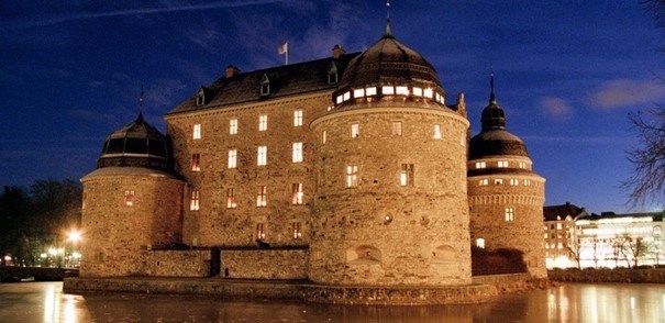Örebro Castle at night.