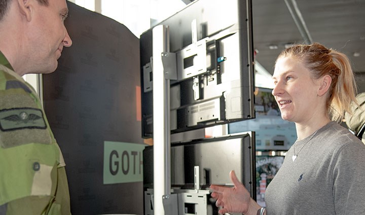 Studenten Lisa Bark samtalar med Marcus Trygg från Försvarsmakten under Campusmässan 2020. 