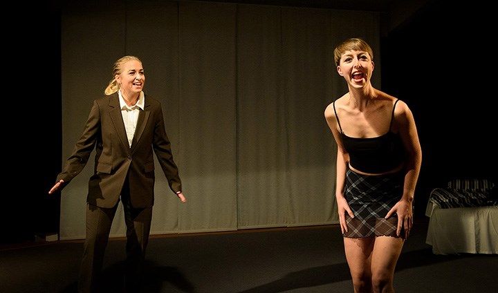 Frida Brandt och Sandra Saied i scenkonstföreställningen Tal till nationen. 