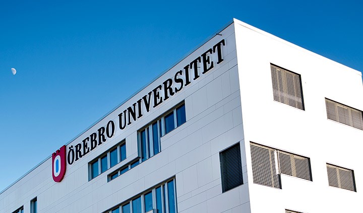 Fasad Örebro universitetet med logga