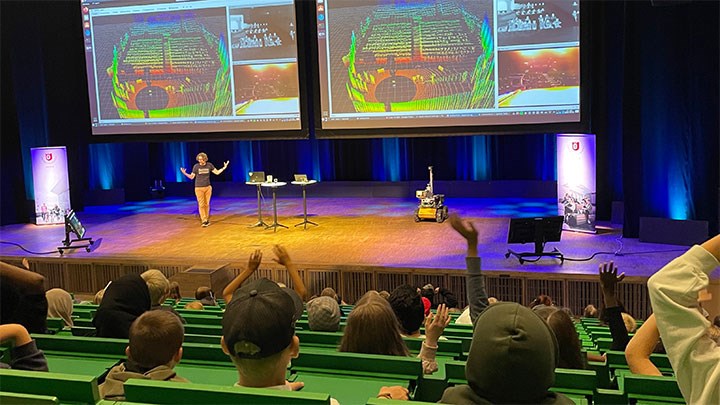 Forskaren Martin Magnusson på scenen i Aula Nova.