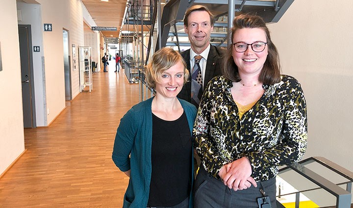 Julia König, Robert Brummer och Savanne Holster i Campus USÖ.