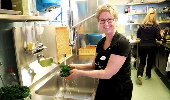 Katarina Straubhaar sköljer grönsaker