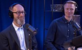 Magnus Lodefalk och Erik Engberg i en studio. 