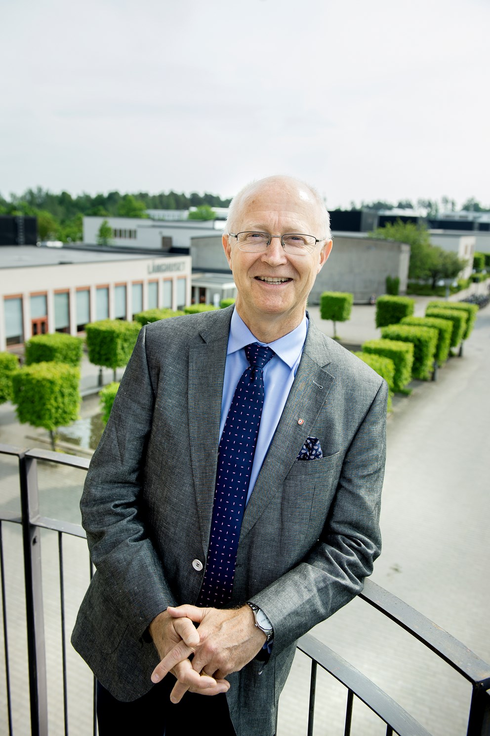 Rektor på balkongen med Campus Almby i bakgrunden.