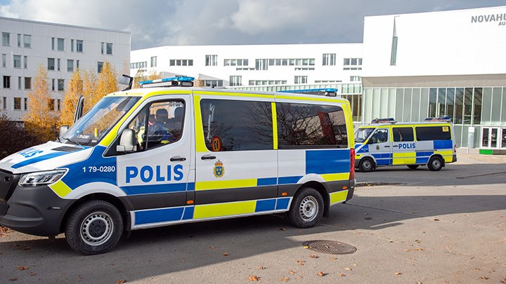 Två polisbussar står på campus framför Novahuset.