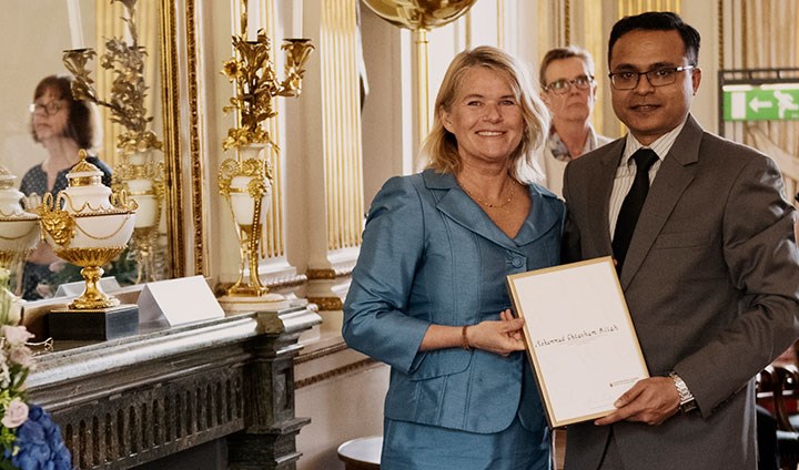 Mohammad Ehtasham Billah received the award from Gabriella Augustsson, Head of the Department for Promotion of Sweden, Trade and CSR at the Ministry for Foreign Affairs.