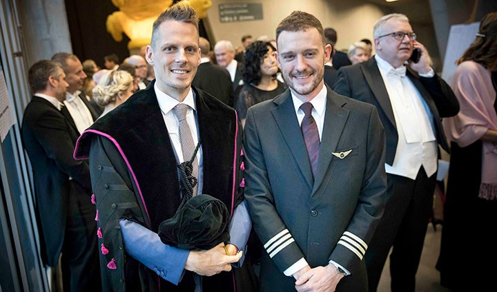 Dimitri Beeckman och Simon Muylaert stor bredvid varandra i vimlet av människor.