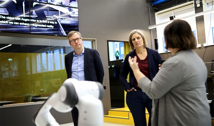 Stefan Hultquist och Anna Fridén lyssnar på Anna Töndel i Robotlab.