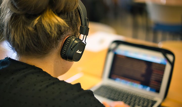 Student som pluggar digitalt