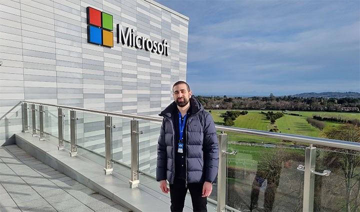 Joe Eliasson på en terass där man ser Microsoft logga i bakgrunden.