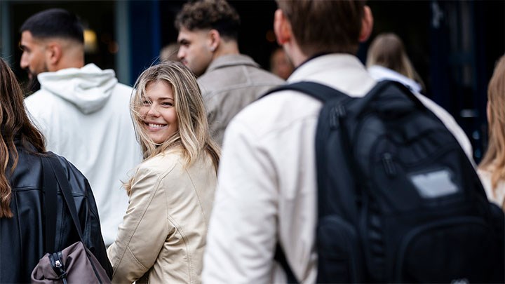 Studenter på campus