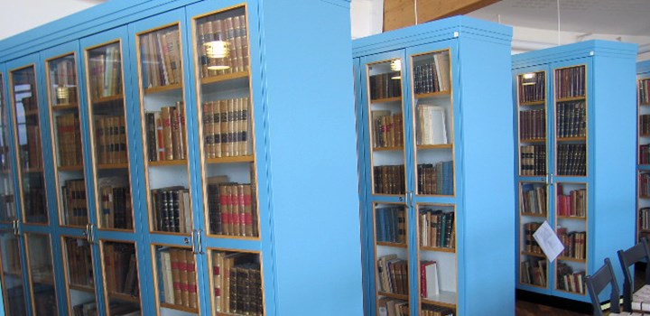 Bild på bokhyllor som innehåller Karolinska skolans boksamling