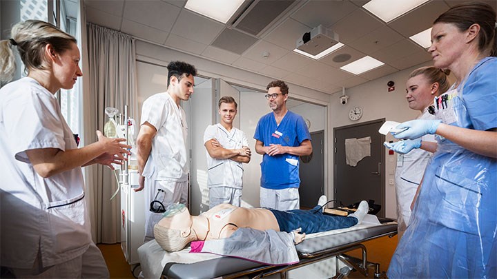 Sjuksköterskestudenter och läkarstudenter övar tillsammans på Kliniskt träningscentrum (KTC) vid Campus USÖ. Foto Terése Classon Sundh